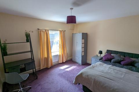 4 bedroom terraced house to rent, Church Street, Silverdale ST5