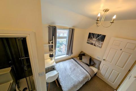 4 bedroom terraced house to rent, Hatrell Street, Newcastle-Under-Lyme ST5