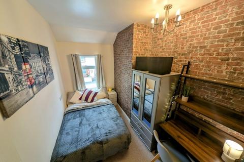 4 bedroom terraced house to rent, Hatrell Street, Newcastle-Under-Lyme ST5