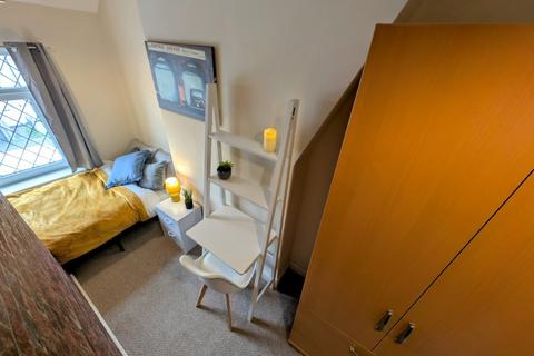 4 bedroom terraced house to rent, Hatrell Street, Newcastle-Under-Lyme ST5