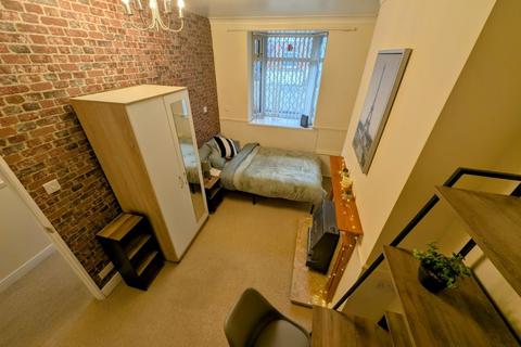 4 bedroom terraced house to rent, Hatrell Street, Newcastle-Under-Lyme ST5