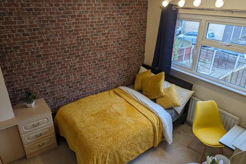 4 bedroom terraced house to rent, Lanarks Walk, Newcastle-Under-Lyme ST5