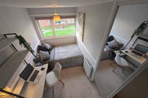 4 bedroom terraced house to rent, Lanarks Walk, Newcastle-Under-Lyme ST5