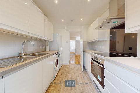 3 bedroom semi-detached house to rent, Clarence Road, London E12
