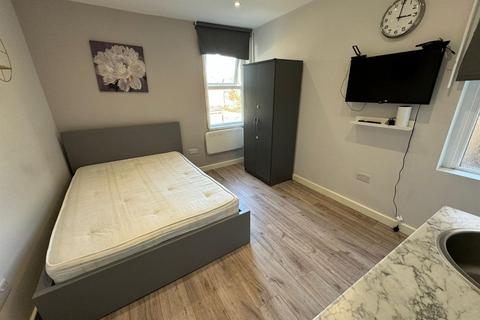 Studio to rent, Bellclose Road, West Drayton