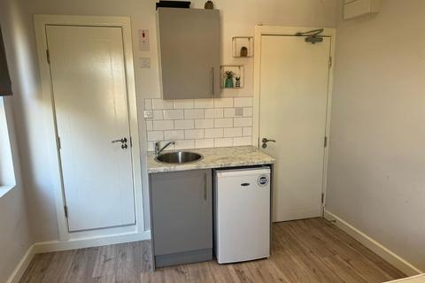 Studio to rent, Bellclose Road, West Drayton