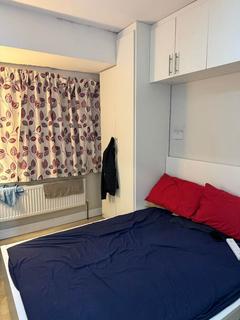 2 bedroom house share to rent, Langley Cres, London, UB3