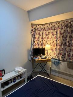 2 bedroom house share to rent, Langley Cres, London, UB3