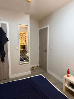 2 bedroom house share to rent, Langley Cres, London, UB3