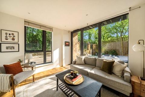 3 bedroom flat to rent, Boundaries Road, London, SW12