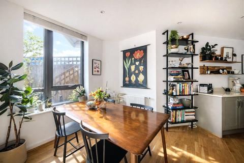 3 bedroom flat to rent, Boundaries Road, London, SW12