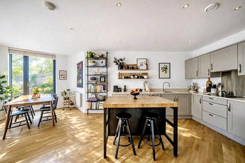 3 bedroom flat to rent, Boundaries Road, London, SW12
