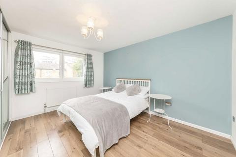 2 bedroom terraced house to rent, Usk Road, London SW11