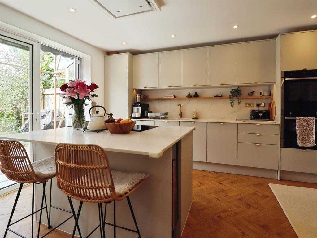4 bedroom end of terrace house for sale