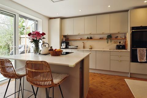 4 bedroom end of terrace house for sale, Gibson Way, Penarth