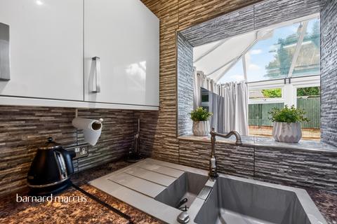 2 bedroom ground floor flat for sale, Clifford Avenue, London
