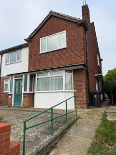 2 bedroom flat to rent, Shrublands Close, Chigwell IG7