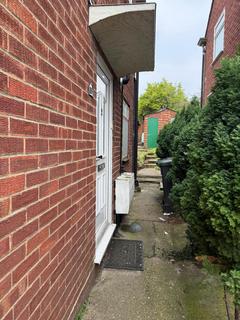 2 bedroom flat to rent, Shrublands Close, Chigwell IG7