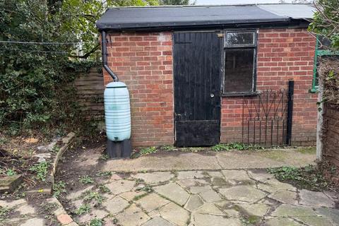 2 bedroom flat to rent, Shrublands Close, Chigwell IG7