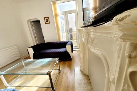 3 bedroom terraced house to rent, Gerald Road, Salford, M6