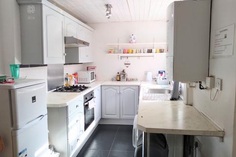 3 bedroom terraced house to rent, Gerald Road, Salford, M6