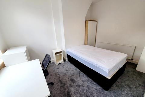 3 bedroom terraced house to rent, Gerald Road, Salford, M6