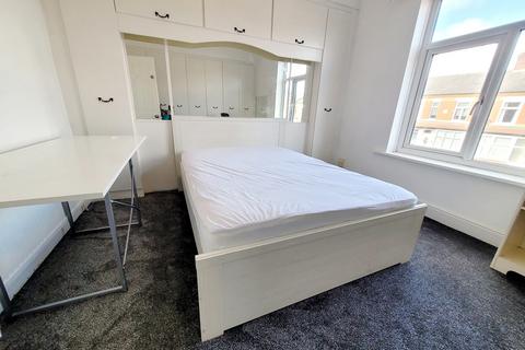 3 bedroom terraced house to rent, Gerald Road, Salford, M6