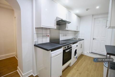 3 bedroom flat to rent, Camden Road, London, NW1