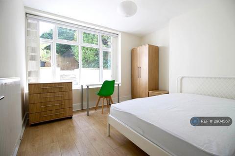 3 bedroom flat to rent, Camden Road, London, NW1