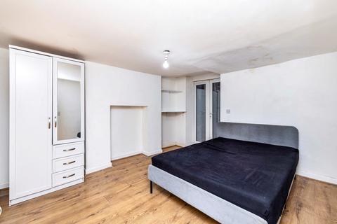 Studio to rent, Milkwood Road Herne Hill SE24