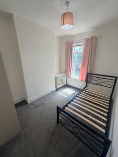 3 bedroom terraced house to rent, Lamourne Road, IG3
