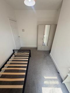 3 bedroom terraced house to rent, Lamourne Road, IG3