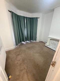 3 bedroom terraced house to rent, Lamourne Road, IG3