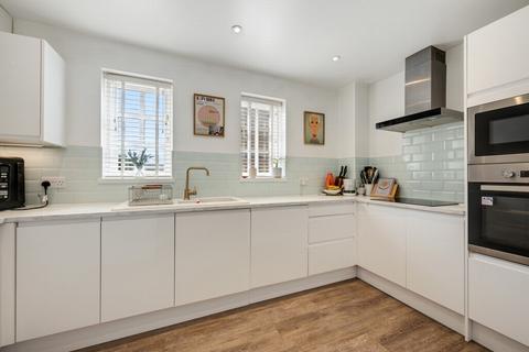 2 bedroom flat for sale, Gilbert Close, Shooters Hill, SE18