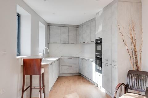 undefined, Great North Road, East Finchley, N2