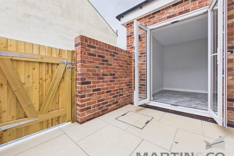 2 bedroom ground floor flat to rent, Fawcett Road, Southsea