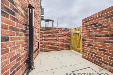 2 bedroom ground floor flat to rent, Fawcett Road, Southsea