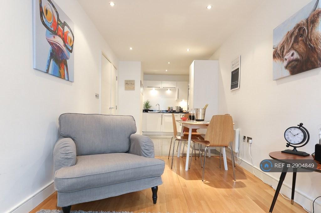 Apartment in Leeds, Lovell Park, West Yorkshire - More