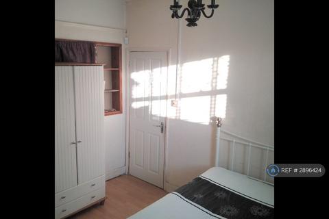 1 bedroom in a house share to rent, Myrtledene Road, London, SE2
