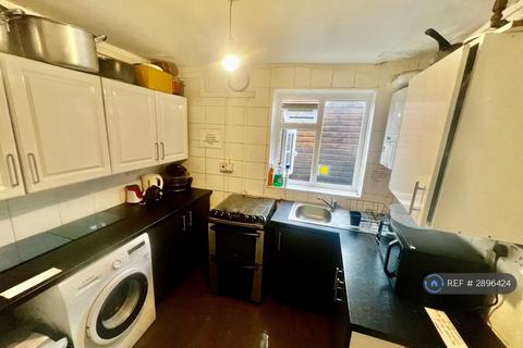 1 bedroom in a house share to rent, Myrtledene Road, London, SE2