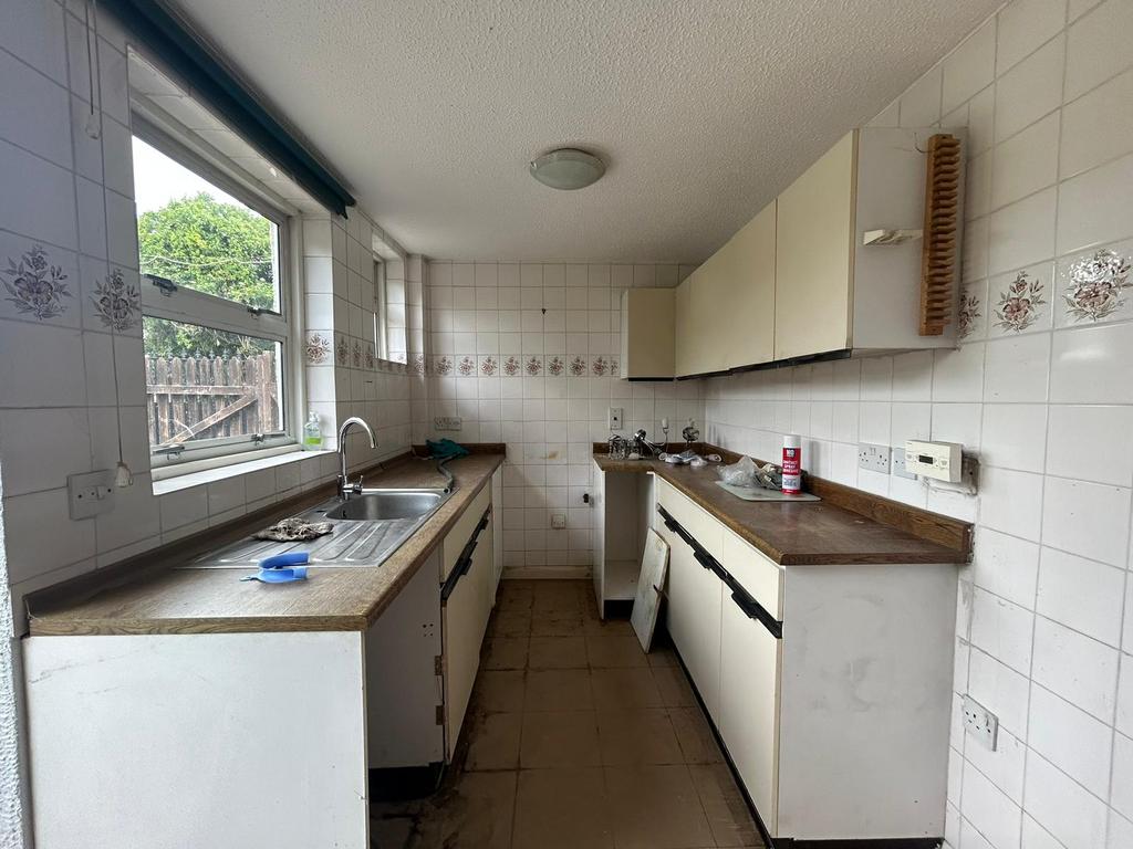 4 bedroom semi-detached house to rent - View 2