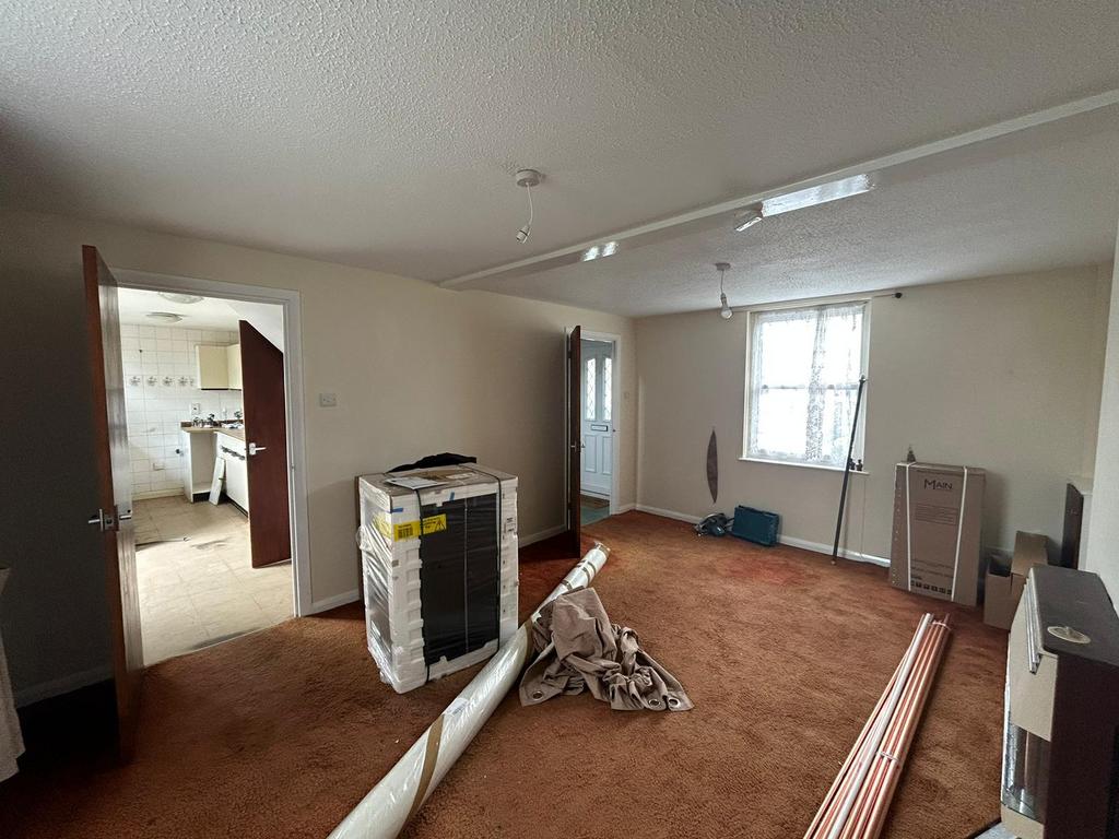 4 bedroom semi-detached house to rent - View 3