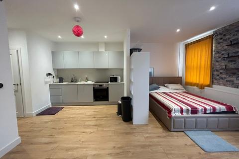 1 bedroom flat to rent, Duval House, West Drayton UB7