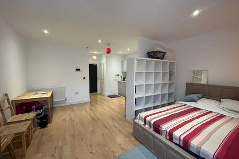 1 bedroom flat to rent, Duval House, West Drayton UB7
