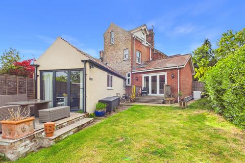 4 bedroom end of terrace house for sale, London Road, Beccles