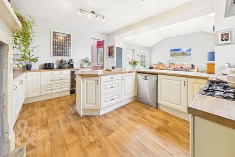 4 bedroom end of terrace house for sale, London Road, Beccles