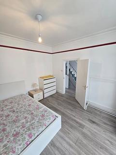4 bedroom terraced house to rent, London SW17