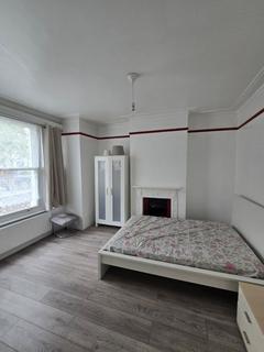 4 bedroom terraced house to rent, London SW17