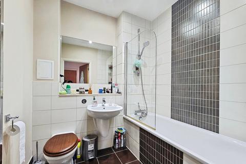 1 bedroom in a house share to rent, Shaw Close, Staines-upon-Thames, Surrey, TW19