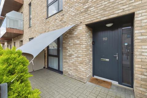 1 bedroom ground floor flat for sale, Ferndale Crescent, Carshalton, SM5